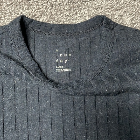 black long sleeve - Picture 3 of 3